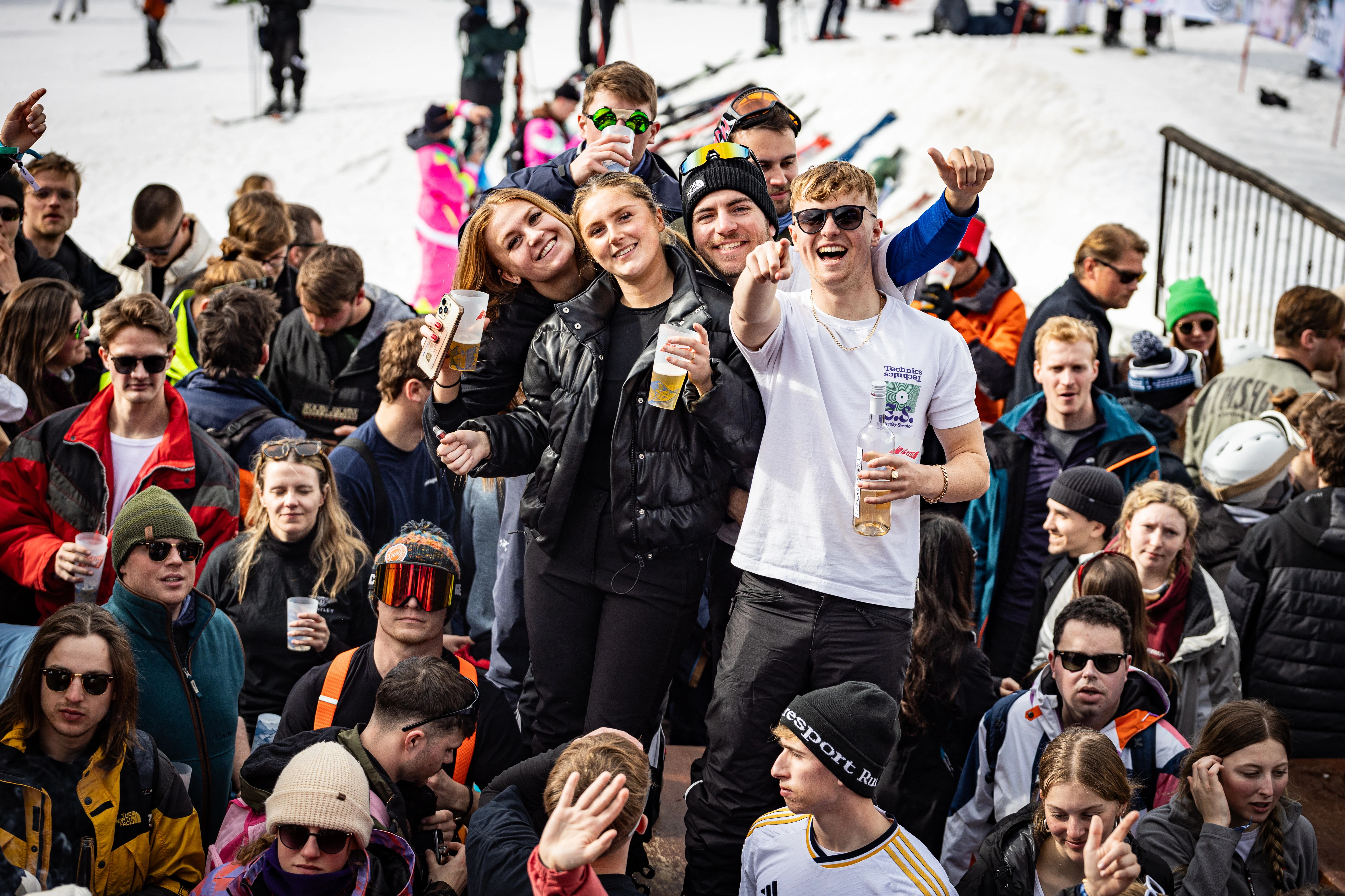 Portfolio foto 1, meerdere mensen die lachen naar de camera tijdens de apres ski