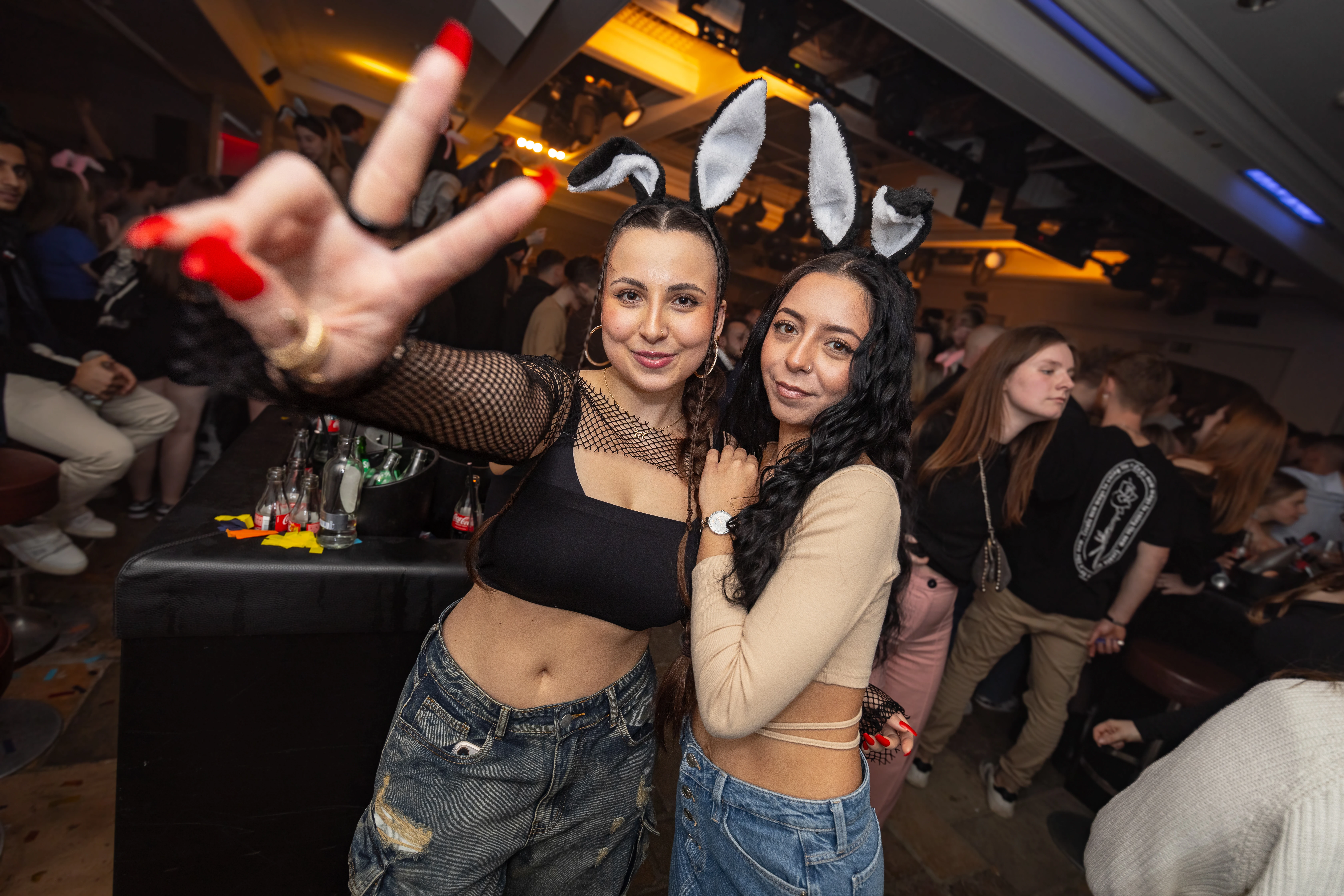 Portfolio foto 2, 2 dames die poseren voor de foto. De linkse doet een peace teken