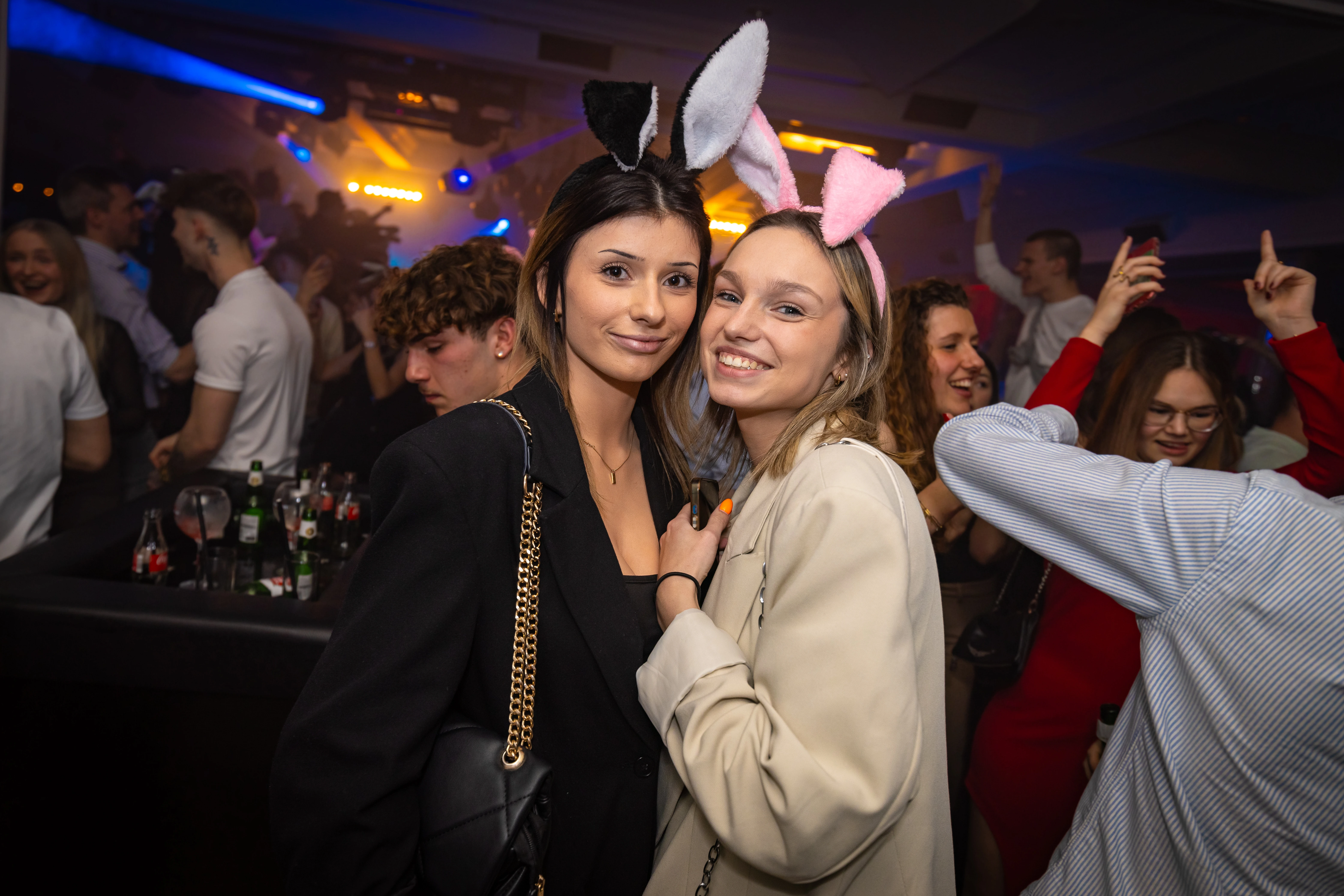Portfolio foto 5, 2 dames die in de camera kijken en poseren